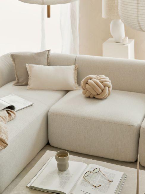canapé grège, boule écru, coussin écru