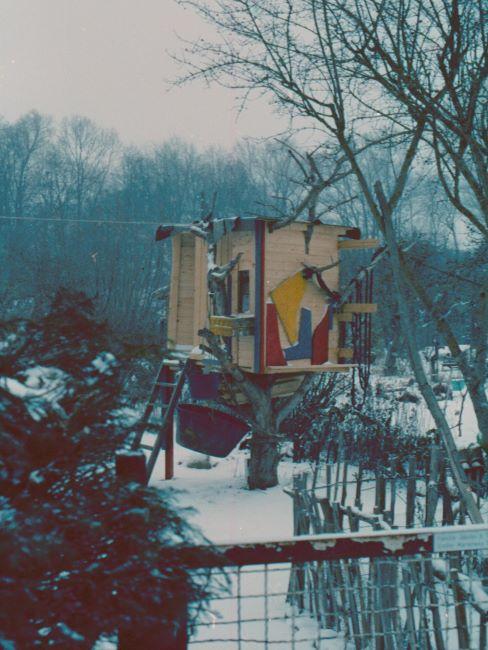 cabane dans les arbres moderne dans un jardin en hiver