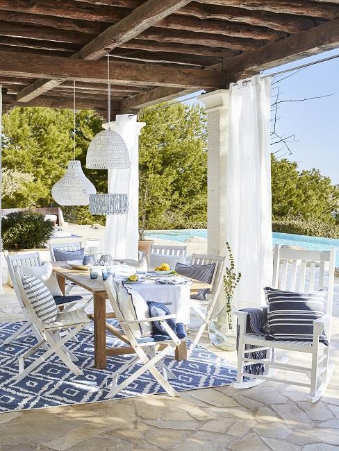 jardin et terrasse bohème avec piscine, style méditerranéen