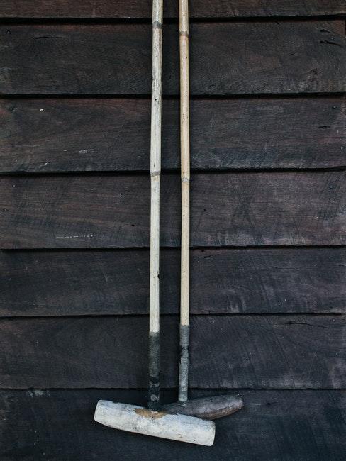 façade en bois et outils de jardinage