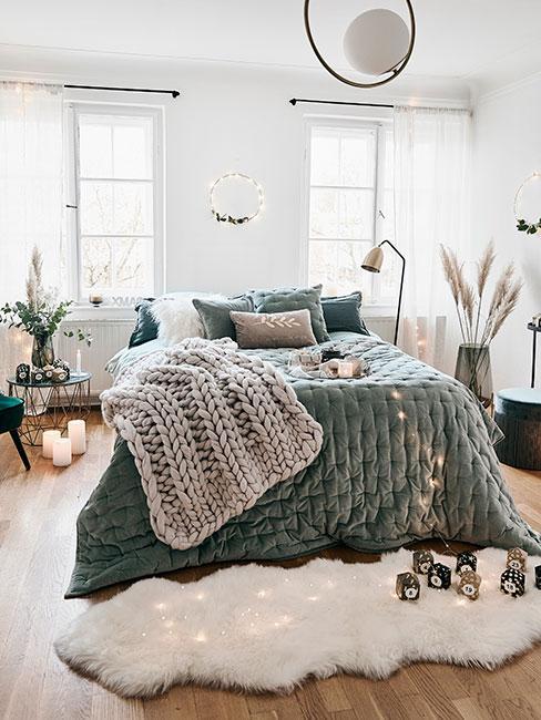 chambre à coucher, lit, couvre-lit vert, plaid grosse maille, bougies, herbe séchée; peau blanche