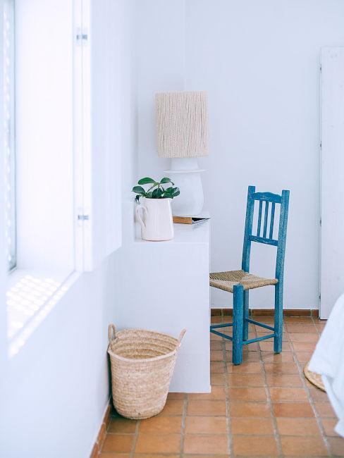 chaise bleue, revêtement sol en grès, panier osier