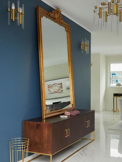 mur bleu avec grand miroir vintage