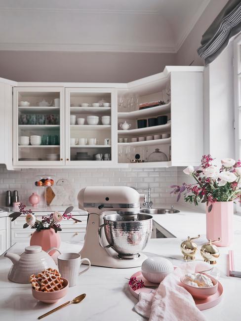 cuisine meubles blancs, rangement cuisine, électroménager