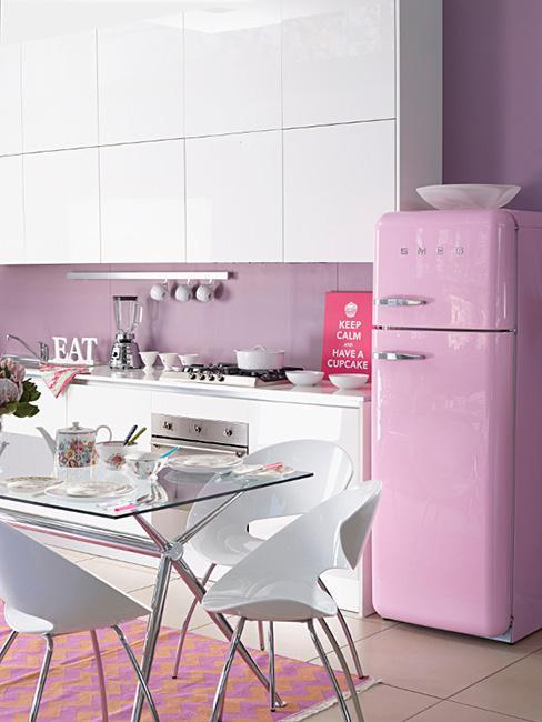 cuisine rétro, vintage, table en verre, frigo, réfrigérateur, meubles cuisine, cuisine rose, cuisine violette