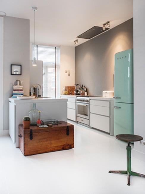 cuisine rétro, vintage, frigo vert pastel, réfrigérateur, coffre en bois