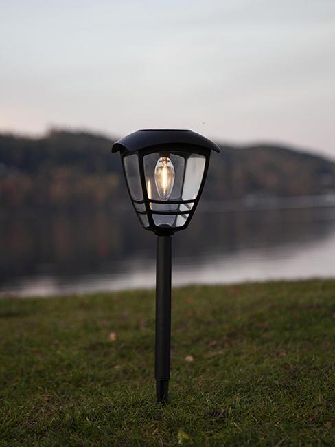 lampe borne solaire plantée dans le sol