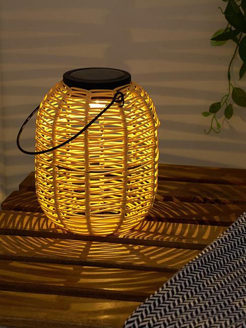 lampe solaire allumée en forme de lanterne