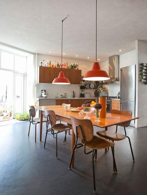 cuisine vintage, chaises rétro, suspensions au-dessus de la table à manger et grande table rectangle en bois