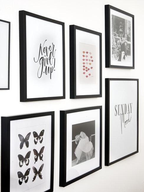Série de cadres décoratifs en noir et blanc accrochés au mur