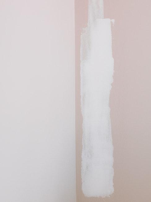 Rénovation mur beige et rose clair recouvert de peinture blanche