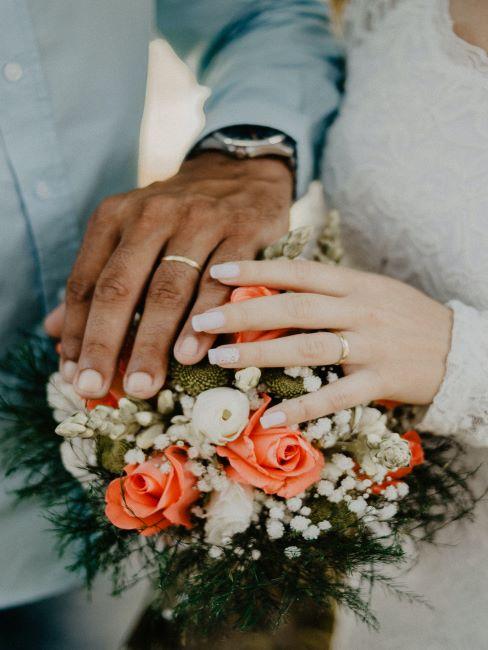 bouquet avec les mains de mariés, alliances de mariage