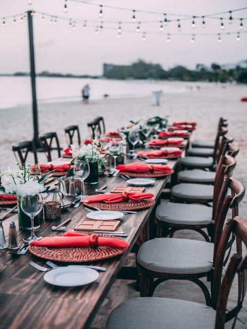 table de mariage au bord de l'eau