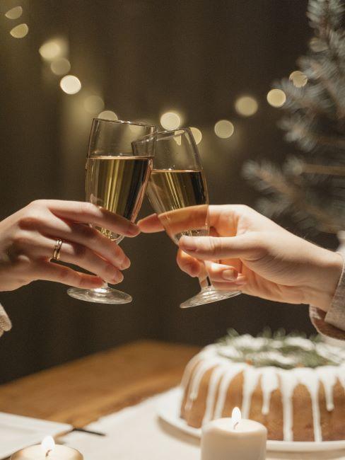 deux personnes trinquent avec du champagne
