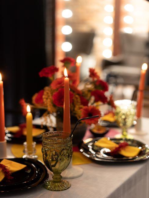 décoration de table avec rouge jaune et noir, décoration table mariage, bougies, cocooning