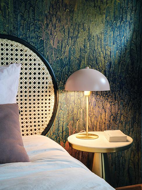 chambre avec papier peint à motif chez Julien duquaire