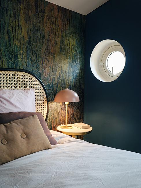 chambre avec papier peint à motif chez Julien duquaire