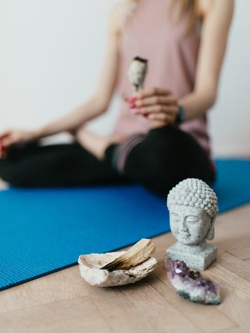 yoga et méditation avec de la sauge