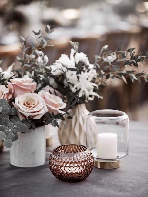 décoration de table avec bougeoirs et vases avec fleurs