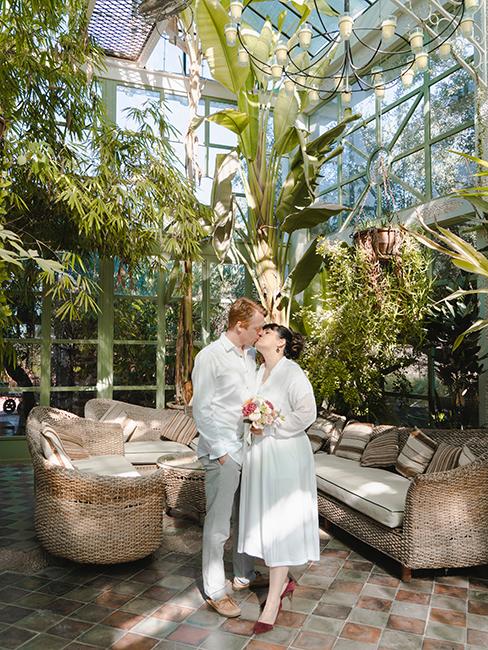 couple de mariés dans une serre