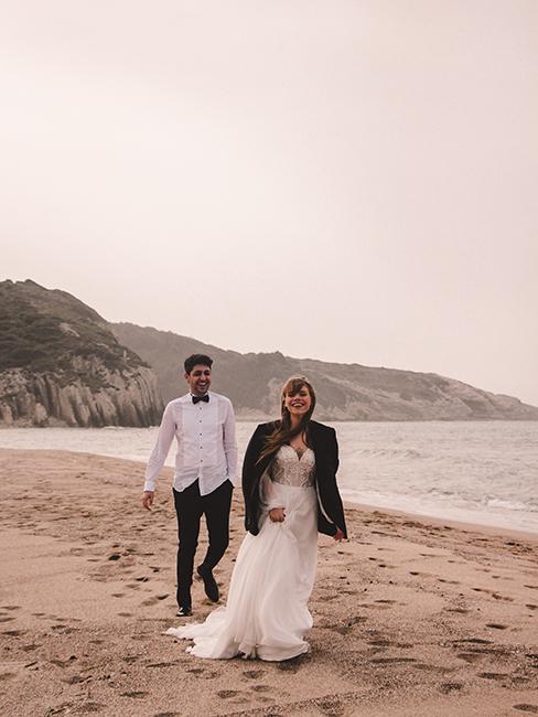 deux mariés sur une plage