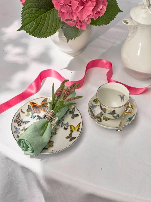 décoration de table style romantique avec tasse et soucoupe