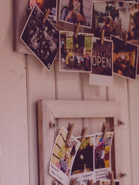 mur avec photos et polaroids accrochés