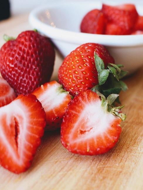 fraises coupées en deux