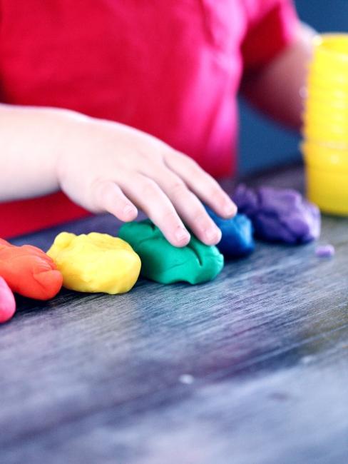 Enfant jouant avec de la pâte à modeler