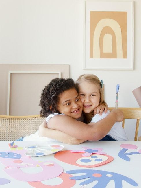 deux petites filles dans la chambre d'enfant