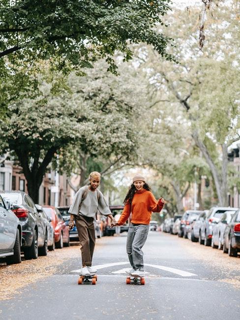 deux amis faisant du sport en ville