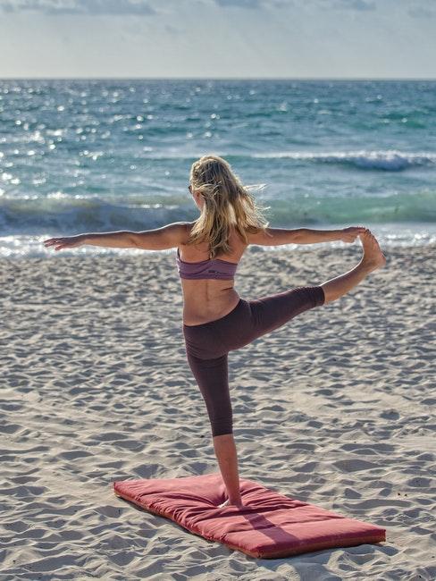 méditation et yoga à la mer