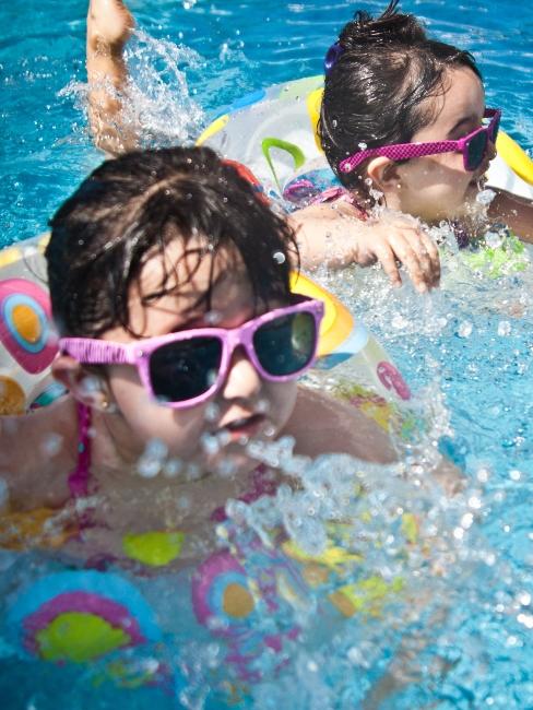 deux petites filles à la piscine