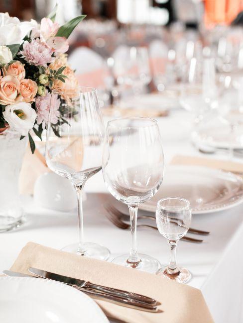 table mariage princesse blanc crème trois verres roses