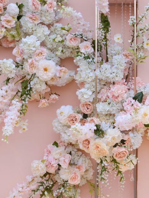 mur de fleurs rose poudré roses blanches saumon et rose