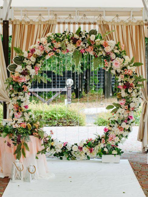 Mariage de princesse arche ronde de roses