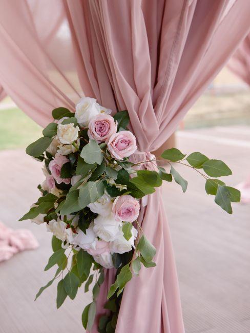 Mariage de princesse rideau rose poudré attaché par des fleurs