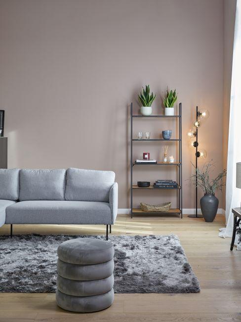salon gris, canapé scandinave, tapis shaggy, poils longs, lampadaire moderne, pouf gris