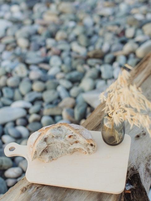 gros plan de panier pique nique sur une plage