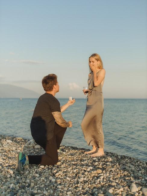 demande en mariage au bord de l'eau