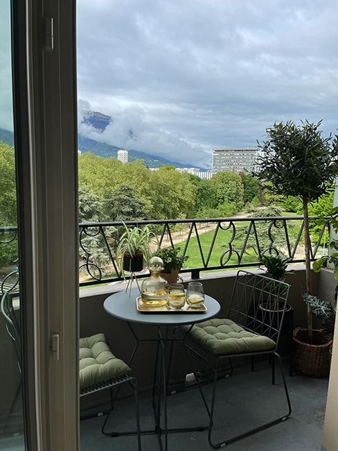 après aménagement petit balcon moderne glam avec ensemble de balcon en métal chez beauteactive