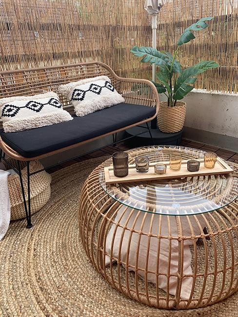 après aménagement d'un balcon style boho avec ensemble de jardin en rotin avec table ronde et petit canapé de jardin chez veronica sither