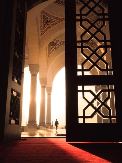 porte orientale ouverte avec tapis rouge