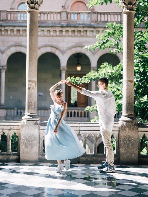 couple de mariés dansant dans les couloirs d'un château