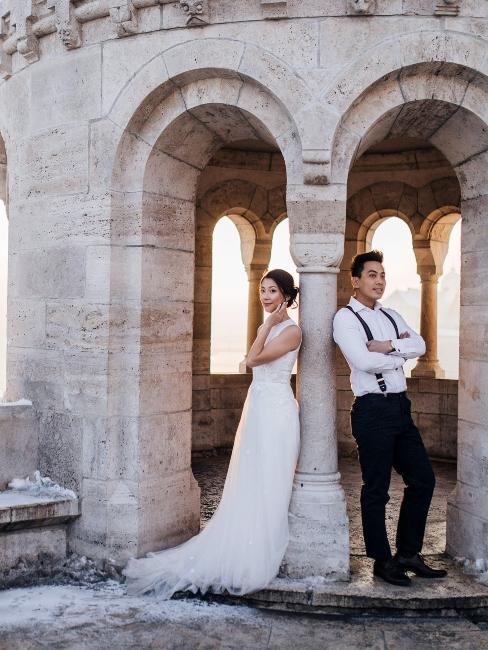 couple de mariés dans un château