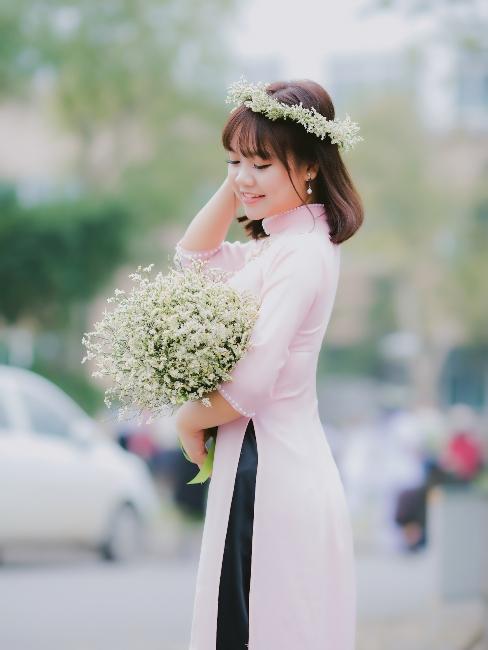 mariée avec bouquet de fleurs et couronne de fleurs