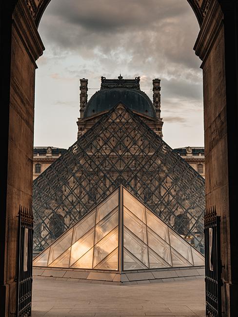 pyramide du louvre