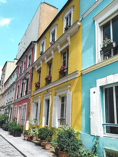 maisons colorées dans rue crémieux à Paris