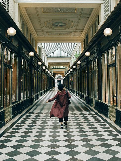 Passage avec une personne entrain de marche à Paris