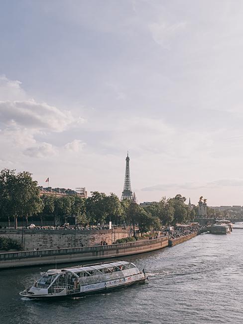 bateau mouche sur la seine
